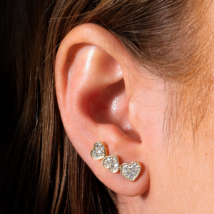 Brinco Dourado Ear Cuff de Coração com Zircônia